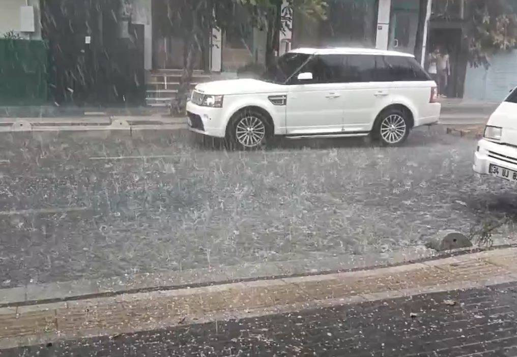 İstanbul'da sağanak hayatı felç etti! Araçlar sular altında kaldı - Resim: 69